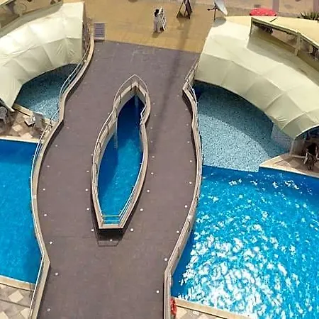 מלון Glarus Beach& Aqua Park