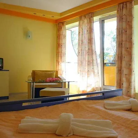 מלון Glarus Beach& Aqua Park 4*
