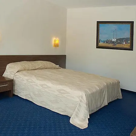 מלון Glarus Beach& Aqua Park 4*