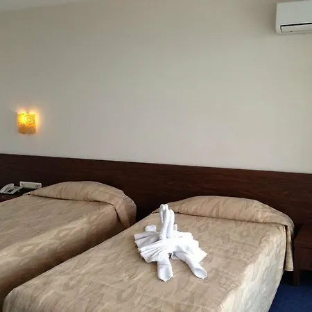מלון Glarus Beach& Aqua Park 4*